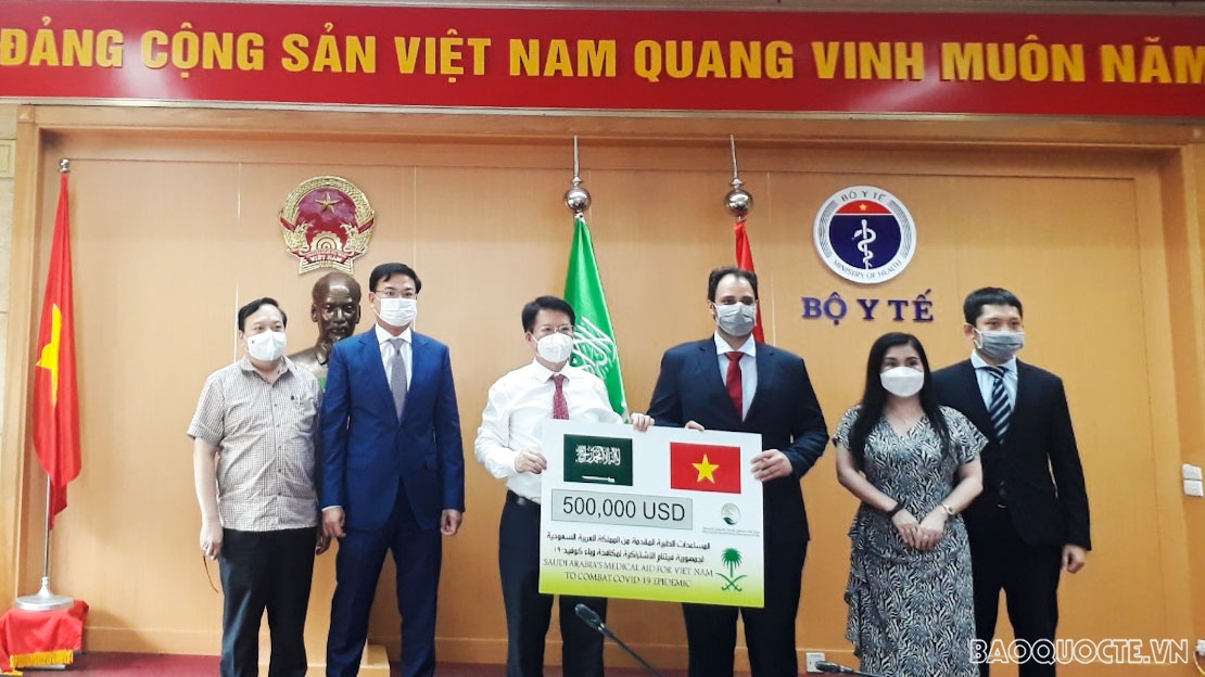 Saudi Arabia hands over USD500,000 medical aid package for Vietnam’s COVID-19 fight